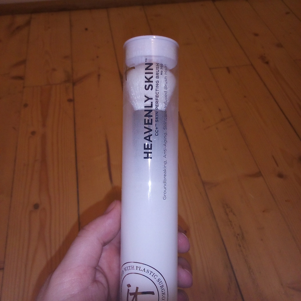 It cosmetics foundation brush